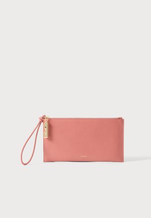 Lyserød læder håndledsclutch med guldfarvet lynlås og vedhæng, slank rektangulær form, Furla-mærket trykt i guld midt forneden.