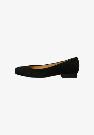 Ballerina flat in suede nero con punta arrotondata, tacco basso e soletta liscia color beige. Presenta un design semplice e senza motivi o dettagli visibili.