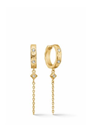 Cercei cerc aurii cu textură ciocănită, fiecare având două diamante mici și un lanț atârnat cu un pandantiv în formă de diamant, încrustat cu un diamant.