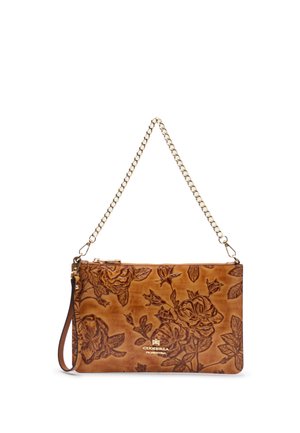Pochette en cuir marron avec motif floral embossé, bandoulière chaîne dorée, bracelet et fermeture éclair.