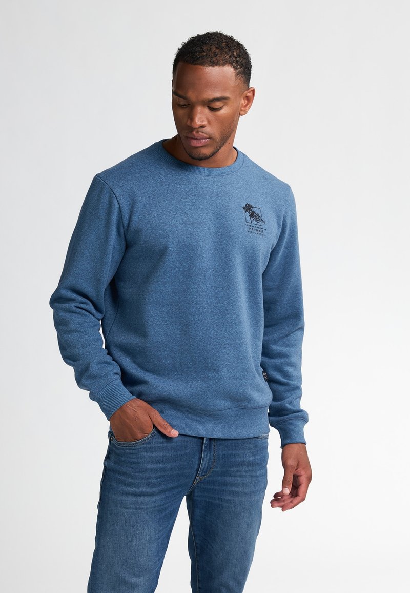 Blauwe sweatshirt van gestructureerde stof, met een ronde hals, lange mouwen en een klein gedrukt ontwerp op de borst.