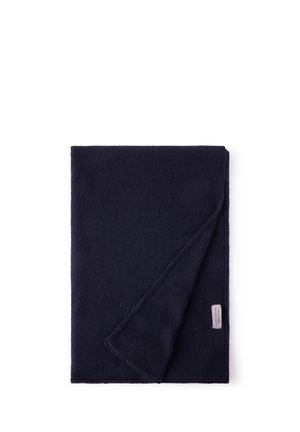 Dunkel marineblauer gefalteter Fleece-Decke mit einem kleinen weißen Stofflabel an einer Ecke, vor weißem Hintergrund.