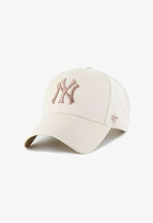 Casquette de baseball beige à visière courbée, ornée du logo brodé marron des New York Yankees à l'avant et du logo de la marque '47 sur le côté.
