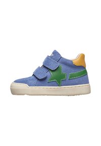 Sneaker per bambini in suede blu con due strap in velcro, accenti verde a forma di stella e righe, e un tallone giallo. Suola in gomma color crema.
