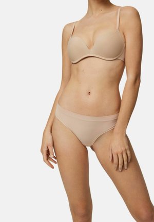 Sujetador beige moldeado con copas preformadas y tirantes ajustables, combinado con braguitas de bikini a la cadera a juego con textura suave.