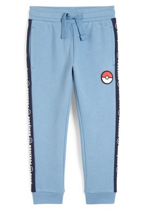 Lyseblå børnesweatpants med marineblå sidestriber med hvid Pokémon-tekst og Poké Ball-logo nær venstre lomme.