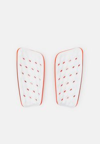 Valged kaitsepadjad tekstuuriga pinnaga ja oranžide ääridega. Omavad piklikke auke, mis on paigutatud teemantmustrisse ventilatsiooni tagamiseks.