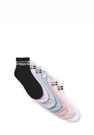 Sei paia di calze in diversi colori: nero, grigio, azzurro, lavanda, rosa e bianco. Ognuna presenta la scritta "5 GIORNI A VENERDÌ" sul risvolto.
