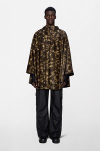 Αδιάβροχο πόντσο με καφέ και μαύρο μοτίβο τύπου tie-dye, με κουκούλα και άνετη εφαρμογή, σε συνδυασμό με υπερμεγέθη μαύρα cargo παντελόνια.