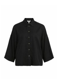 Camisa negra de botonadura en la parte delantera, confeccionada en una tela ligera, con cuello puntiagudo, mangas cortas y un corte relajado. Siete botones en la parte frontal.