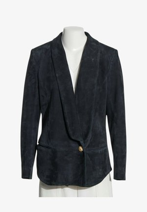 Schwarzer Wildlederblazer mit breiten Revers und einem einzelnen goldenen Knopf, präsentiert auf einem weißen Schaufenster-Torso.