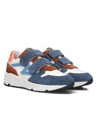 Blaue und weiße Sneakers aus Wildleder und Mesh, ausgestattet mit zwei Klettverschlüssen und einer strukturierten Gummisohle. Auffällige braune Akzente und Ferse.