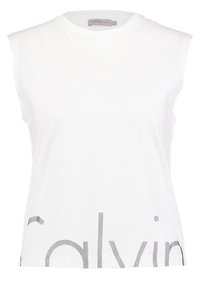 Vit ärmlös skjorta i bomull med rund halsringning, prydd med en grå vertikalrandig "calvin" grafisk design nederst till vänster.