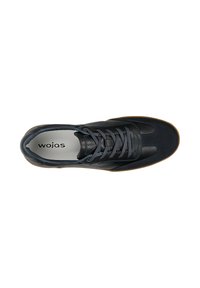 Sneaker nera con tomaia in pelle liscia e dettagli in suede, design con lacci e suola in gomma, etichettata "wojas" sulla soletta.
