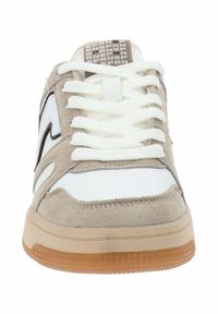 Sneakers con una parte superiore in suede beige chiaro, dettagli in pelle bianca e una suola in gomma gommosa testurizzata. Presentano lacci bianchi e un'etichetta stampata sulla linguetta.