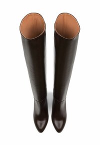 Brązowe skórzane botki do kolan o gładkiej fakturze, spiczaste noski i jasnobeżowe wnętrze. Prosty, elegancki design, bez widocznych elementów metalowych.