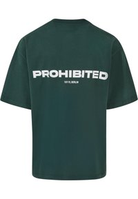 Donkergroene t-shirt met korte mouwen en een relaxte pasvorm. Heeft "PROHIBITED" in vetgedrukte witte letters en daaronder "10119, BERLIJN".