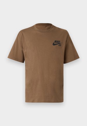 Brun bomull t-skjorte med korte ermer, rund hals og svart Nike SB-logo trykt på venstre bryst. Glatt tekstur, uformelt design.