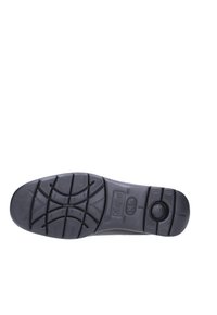 Suela de zapato de goma negra con patrones en la parte inferior, que presenta un logotipo circular e indicador de talla. Texturizada para un mejor agarre y durabilidad.