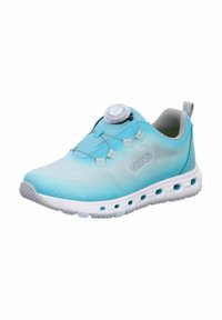 Helles blaues Sportshoe mit einem Farbverlaufsdesign, runder schnürsenkelloser Dial, grauen Akzenten, strukturiertem Stoff und Belüftungslöchern in der Sohle.