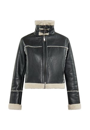 Schwarze, gekürzte Lederjacke mit einem Lammfellkragen und -futter. Sie verfügt über einen zentralen Reißverschluss, zwei Schnallenakzente am Kragen und kontrastierende weiße Nähte.