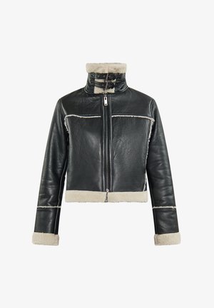 Juodas odinis trumpas švarkas su avių vilnos apykakle ir pamušalu. Yra centrinis užtrauktukas, du sagties akcentai ant apykaklės ir kontrastingi balti siūlai.