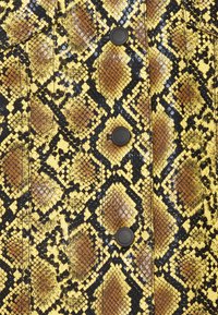 Good American GOOD OVERSIZE TRUCKER - Casaco de pele sintética - golden snake