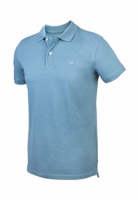 Polo de color azul claro en algodón, con cuello, mangas cortas y un pequeño logo bordado en el pecho. Corte clásico con aberturas laterales.