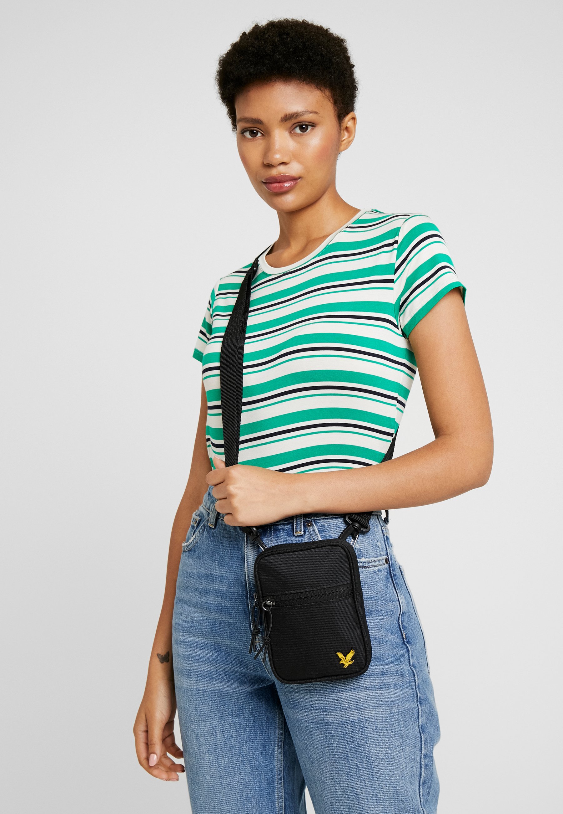 Lyle & Scott MINI MESSENGER Axelremsväska true black Lyle & Scott MINI MESSENGER Axelremsväska navy Zalando.se