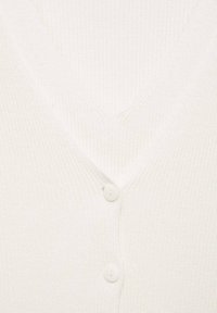 Weißer gerippter Cardigan mit V-Ausschnitt, der über einen Knopfverschluss verfügt und eine weiche Textur aufweist. Das schlichte Design betont Wärme und Komfort.