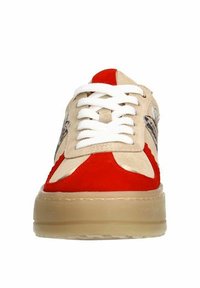 Baskets avec une tige en cuir beige et des accents en daim rouge, des lacets blancs et une semelle en caoutchouc transparente épaisse. Détail du logo sur le côté.
