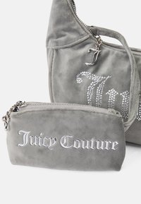 Borsa in suede grigio con dettagli in strass e la scritta "Juicy Couture" in argento. Include una pochette coordinata più piccola.