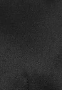 Solid sort tekstureret stof med subtilt diagonalt vævemønster og lette skyggevariationer.