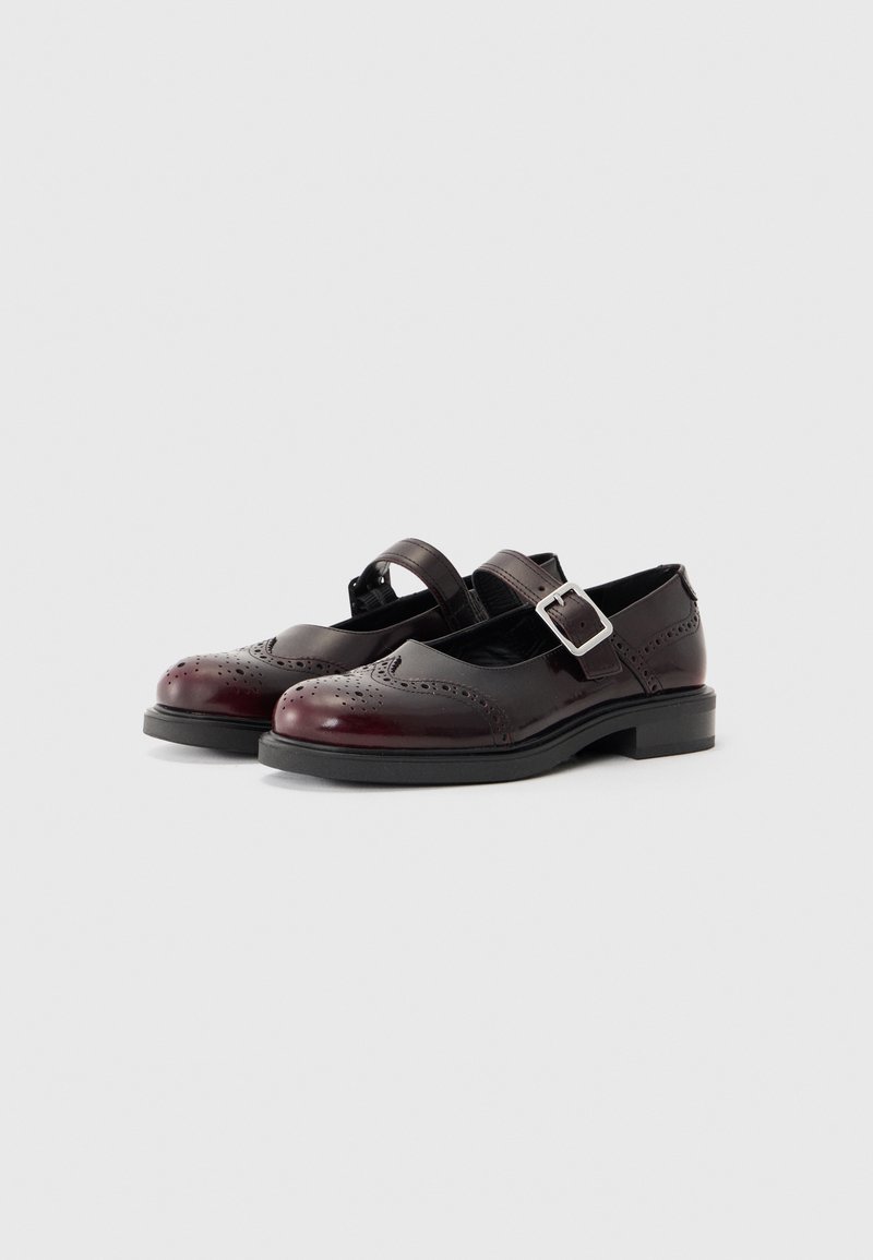 Chaussures Mary Jane, en cuir verni bordeaux, bout rond, détails perforés, sangle réglable avec boucle en argent, talon bas noir.