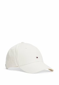 Gorra de béisbol blanca con visera curva, ojales de tela y un pequeño logotipo bordado en rojo, blanco y azul en la parte delantera.