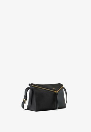 Zwarte leren schoudertas met een driehoekig ontwerp, gouden rits en franjes. Voorzien van een enkele verstelbare schouderriem.