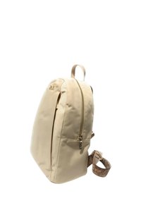 Zaino beige con una texture liscia, dotato di chiusura a zip, manico superiore e spallacci regolabili con motivo. Dettaglio logo discreto sulla parte anteriore.