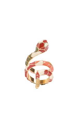 Złoty pierścionek w kształcie zwiniętego węża z czerwonymi, białymi i zielonymi emaliowanymi wzorami łusek oraz teksturowanym językiem.