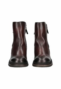 Bottines en cuir marron avec une finition lisse, bout rond, fermetures éclairs sur les côtés et semelle cousue. Design minimaliste avec de subtiles variations de texture.