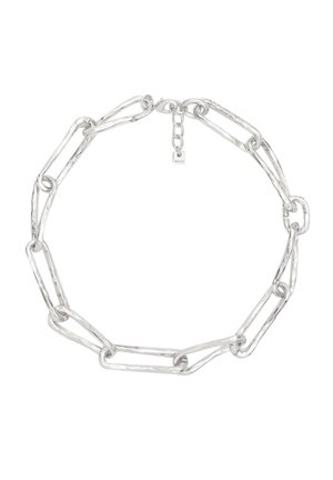 Collana in argento con forme ovali allungate collegate. Presenta una finitura testurizzata e una piccola chiusura con un'etichetta di marca.