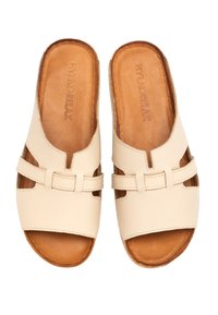 Beżowe skórzane sandały na płaskiej podeszwie z wycięciami i podwójnym paskiem. Miękka, brązowa tekstura wkładki z wytłoczonym logo "RYLKO RELAX".