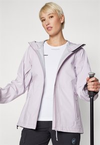 Šviesiai violetinė nepralaidi vandeniui striukė su gobtuvu, užtrauktuku priekyje ir šoninėmis kišenėmis. Ypatybės - elastingi rankogaliai ir kvėpuojanti pamušalas.