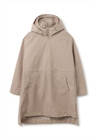 Impermeabile beige con cappuccio, dotato di zip frontale, due tasche laterali e un orlo posteriore più lungo. Realizzato in tessuto morbido e resistente all'acqua.