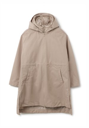 Beige hooded raincoat with a front zipper, two side pockets, and a longer back hem. Made from smooth, water-resistant fabric.