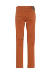 Bruine katoenen broek met een rechte pijpdesign, voorzien van twee achterzakken en een klein leren label op de tailleband.