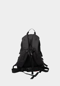 Zaino nero con schienale in rete imbottita, spallacci regolabili, due tasche laterali e un manico superiore per il trasporto. Materiale resistente con un design compatto.