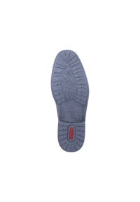 Suela de un zapato con una superficie texturizada. Goma de color gris oscuro con un diseño de banda para tracción. Presenta un logo rojo en el talón.