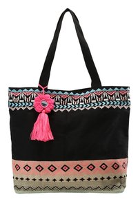 Bolso tote negro con patrones entrelazados en rosa, azul y beige. Presenta un borlas rosa y un acento floral adjunto en la parte superior.