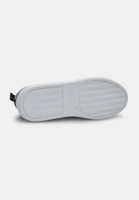 Talpa unei încălțăminte, prezentând o bază din cauciuc alb cu un model în chenare, detalii cu logo și o suprafață texturată pentru aderență.