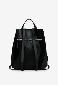 Schwarzer Leder-Rucksack mit strukturierten und glatten Paneelen, ausgestattet mit einer vorderen Reißverschlusstasche und mehreren Riemen. Abrundete Oberkanten.